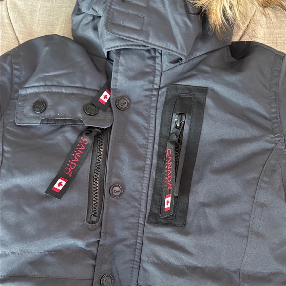 Canadá Gray Winter Coat with Faux Fur Hood - Picture 2 of 13